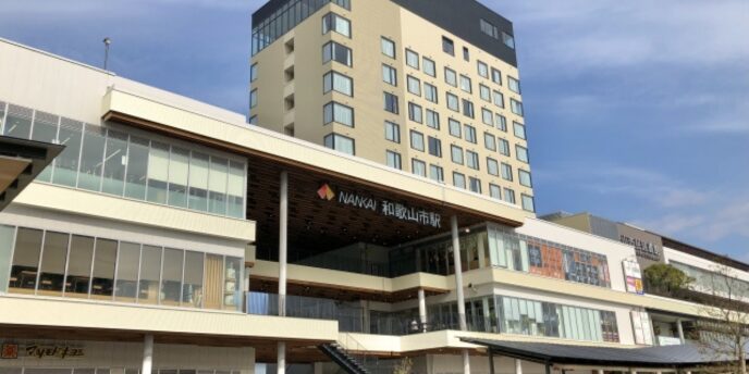 南海 和歌山市駅の新しい駅ビルとその上に建つホテルの外観写真