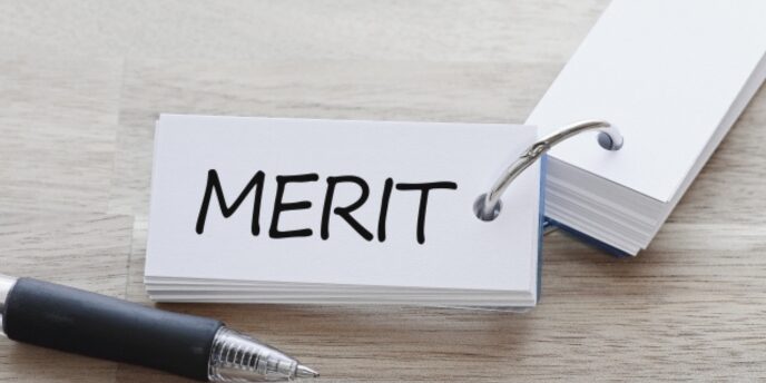 「MERIT」と書かれた単語カードとペンのイメージ