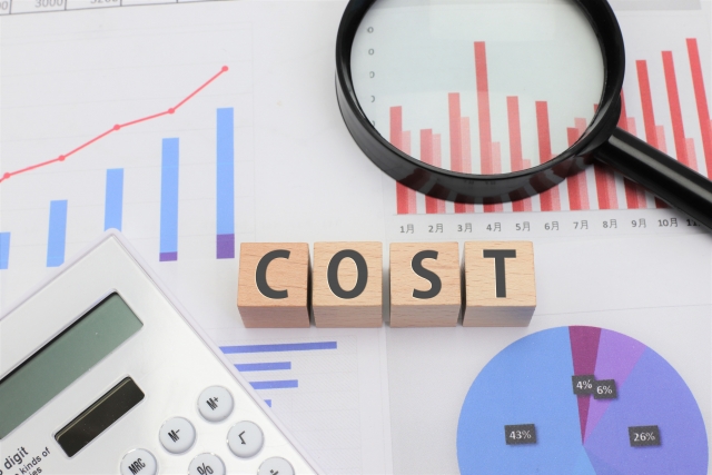 コストと書かれた木のブロックとデータ