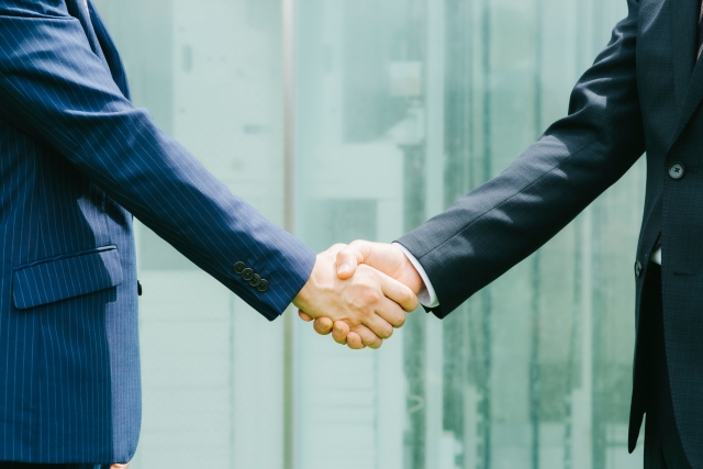 握手するビジネスマン