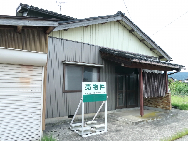 売物件の看板が立てられている戸建ての家