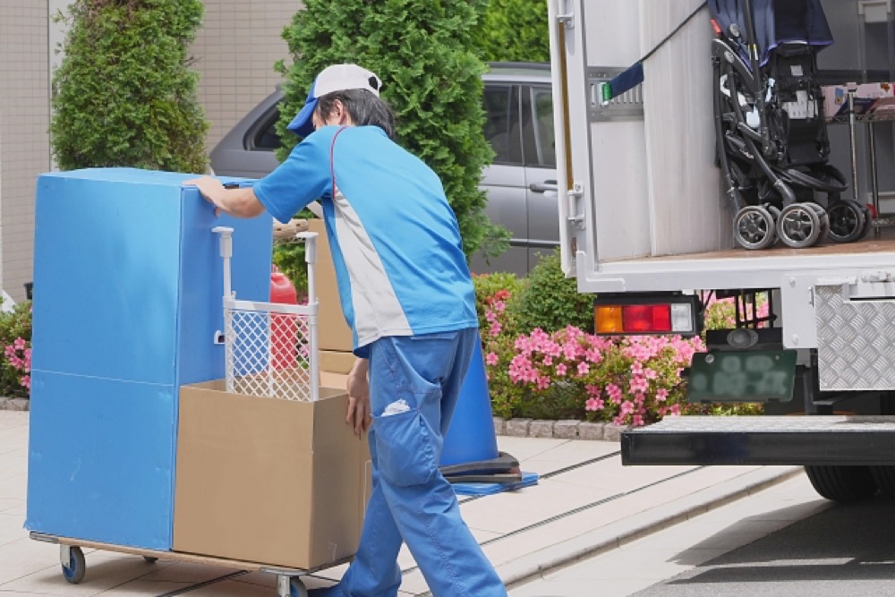 転居の作業を行う引っ越し業社