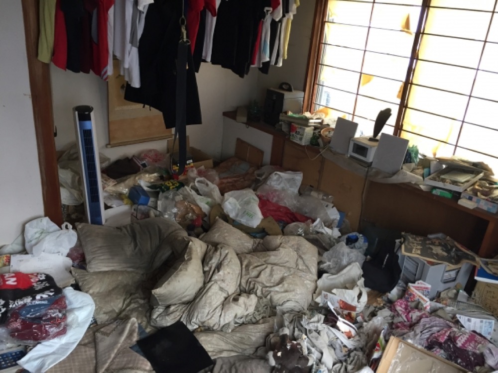 ゴミが散財する住宅内　ゴミ屋敷