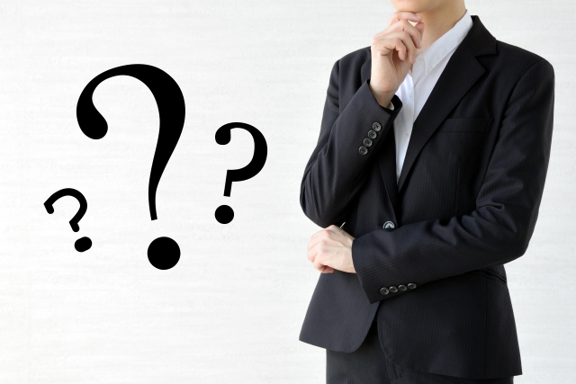 クエスチョンマークとビジネスマン