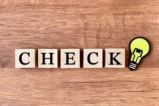 チェックと書かれたブロックと豆電球の絵