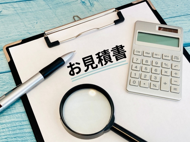 お見積書と書かれたボード