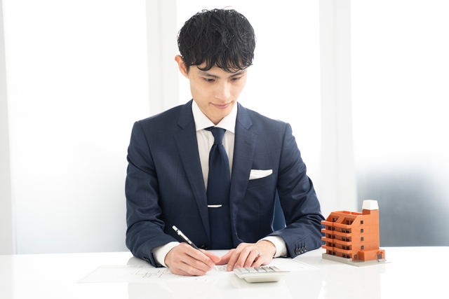 家を査定する営業担当