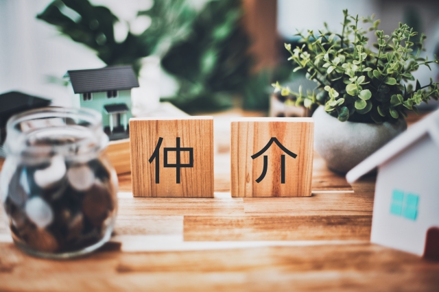 仲介の文字列と家の模型