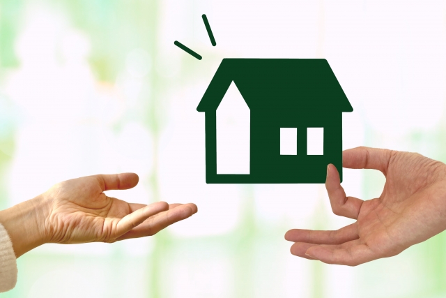家を受け取る手