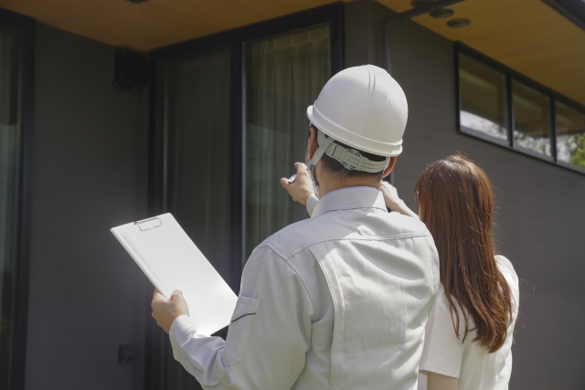 住宅の相談をする作業員と女性