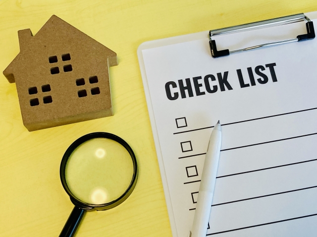 家とチェックシートと虫眼鏡