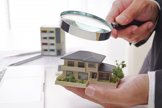 家の模型を使って何かを調べている様子