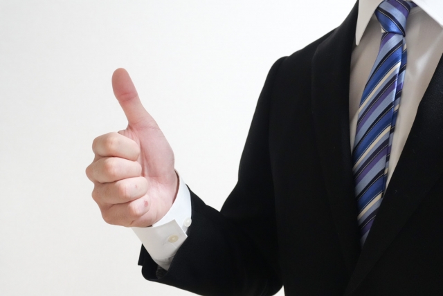 グッドマークをするビジネスマン