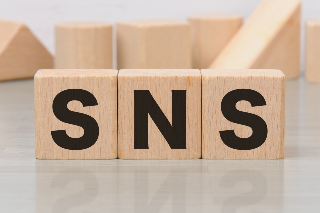 SNSと書かれたブロック