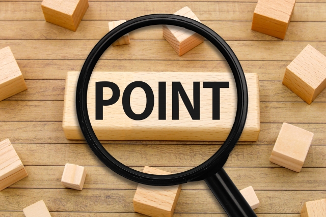 ポイントと書かれた木のブロックと虫眼鏡