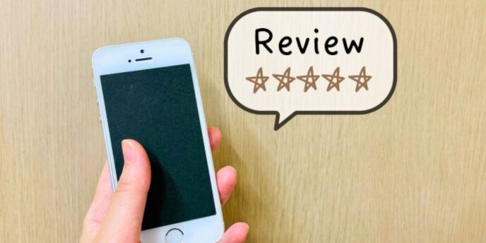 スマートフォンと吹き出しに描かれた「Review」と五つ星評価