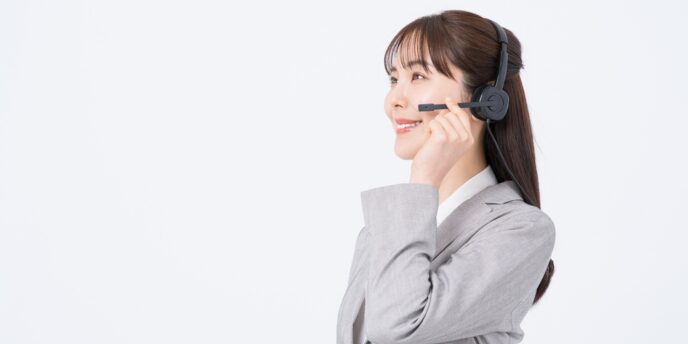ヘッドセットで応対する女性オペレーター