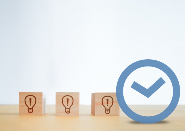 豆電球の絵が描かれたブロックと時計の絵