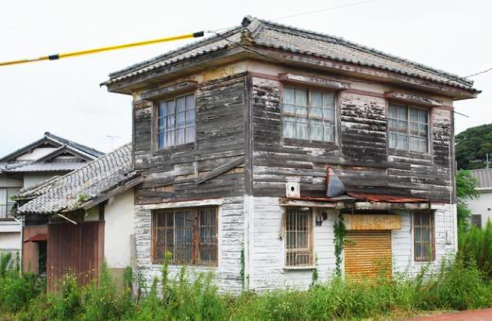 空き家問題　老朽化した家屋