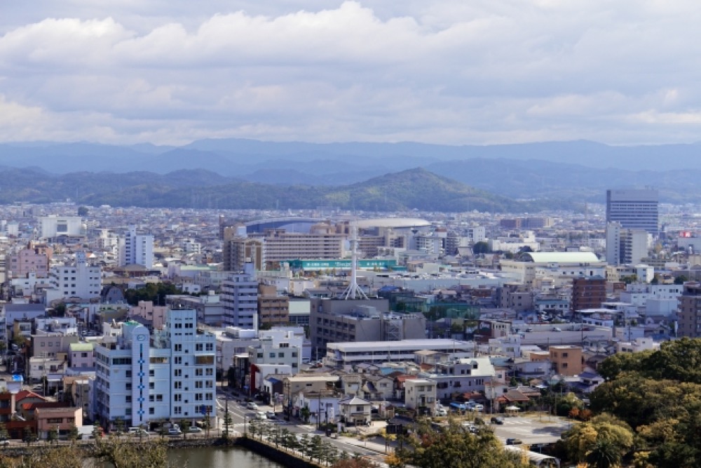 山々を背景にした街並みの全景