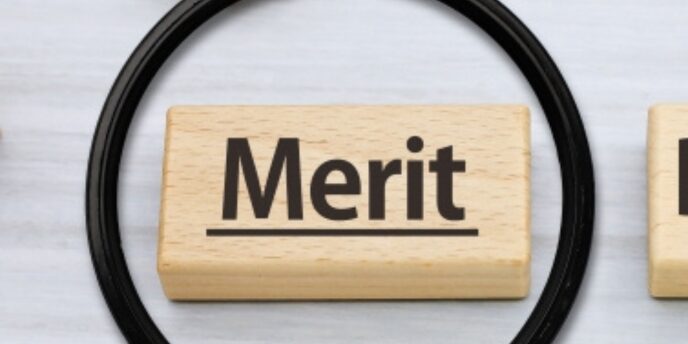 木製のブロックに書かれた「Merit(メリット)」と黒いサークル