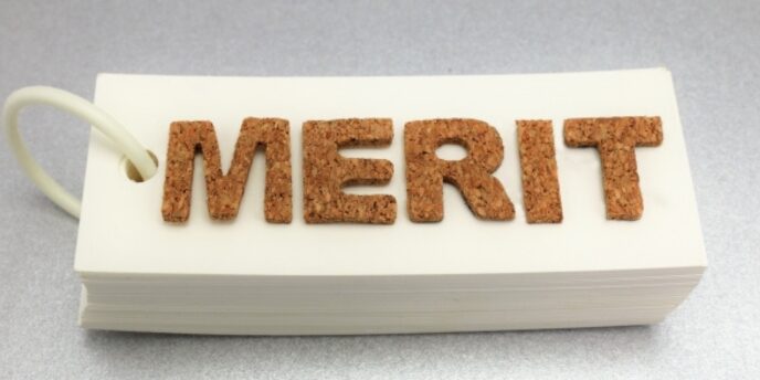 白いタグにコルク素材の文字で「MERIT」と書かれたイメージ
