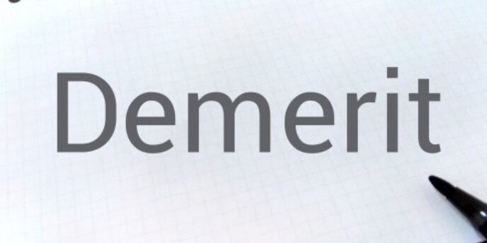 ノートに書かれた「Demerit(デメリット)」の文字とペンのイメージ