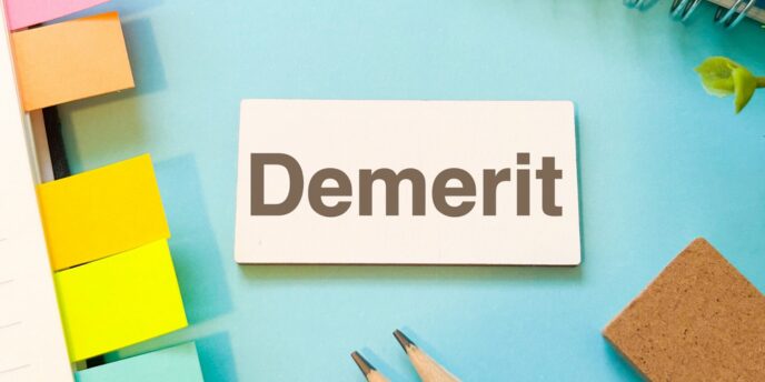 カラフルな付箋や鉛筆の横に「Demerit」と書かれた白いカード