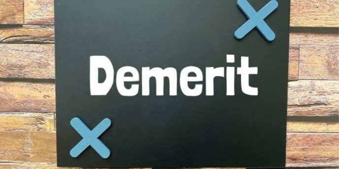 黒板風の背景に「Demerit」と書かれ、バツ印の装飾が付いたデザイン