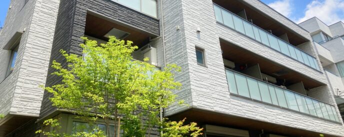 青空の下に建つ現代的な低層マンション