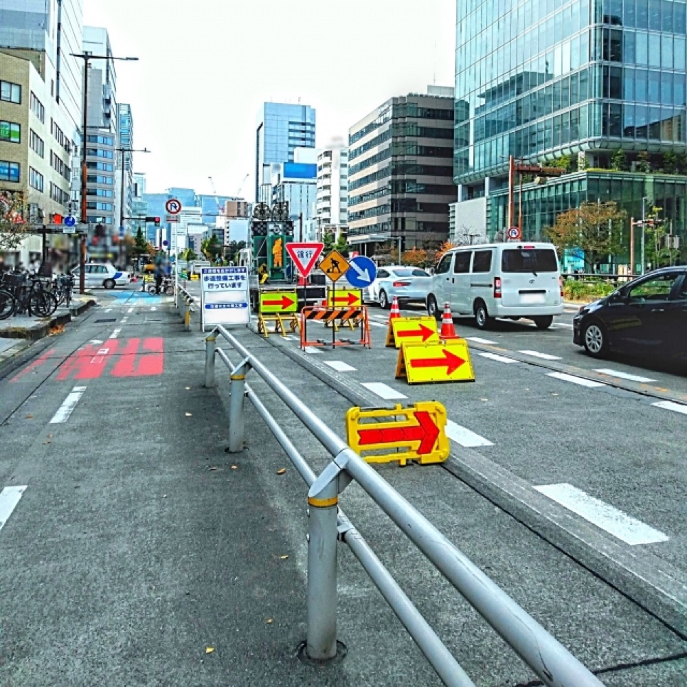 都心の道路で工事規制が行われている様子