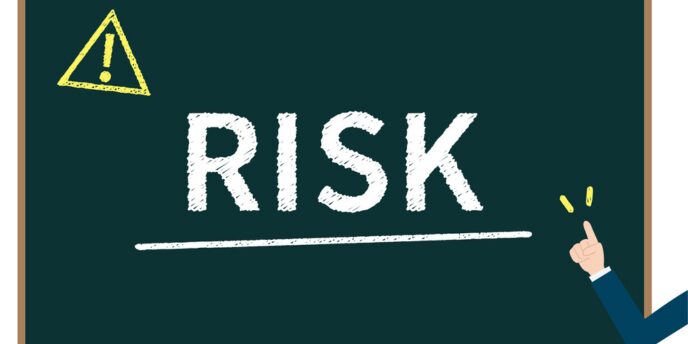 RISKの文字と警告マークが描かれた黒板風のイラスト