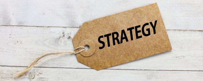 木製タグに書かれた STRATEGY の文字