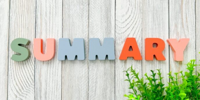木目の背景にカラフルな「SUMMARY」の文字が並ぶイメージ