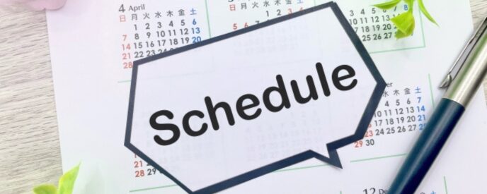 カレンダー上に「Schedule」の吹き出しとペンが置かれたイメージ