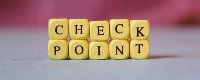 「CHECK POINT」と書かれた黄色いキューブが並ぶ画像