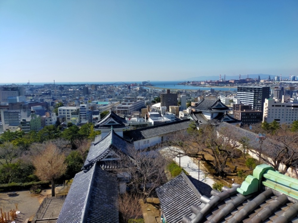 城郭越しに広がる海と市街地